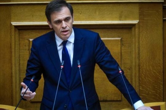 «Real estate, φέρ' το! Αν δεν το 'χω, φέρ' το!»: Ο Μάντζος «μίξαρε» ΟΠΕΚΕΠΕ με το Ferto του Αkyla στη Βουλή